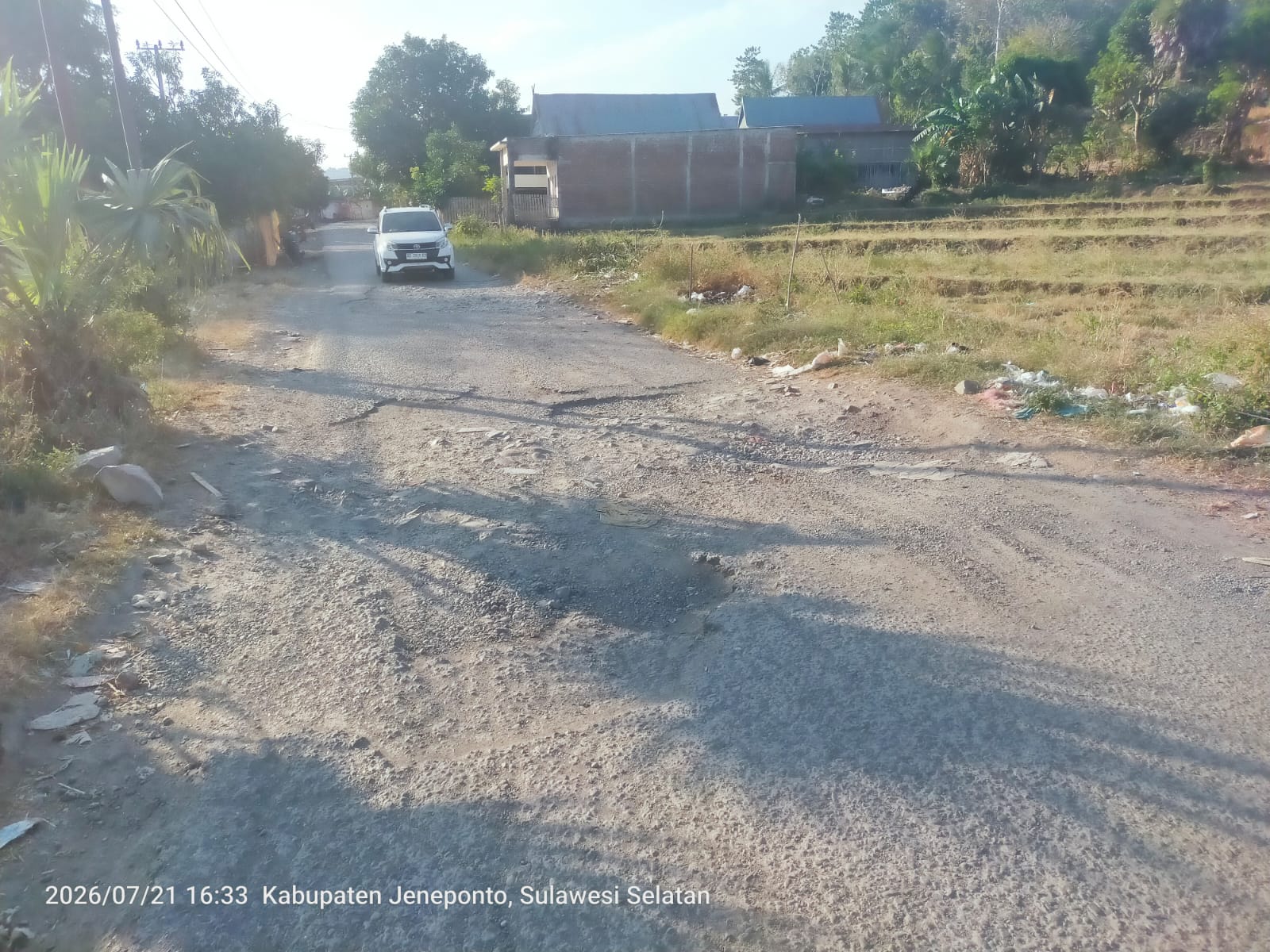 Jalan Rusak Parah di Desa Bulu Sibatang dan Bontoramba Kecamatan Bontoramba Kabupaten Jeneponto,Ancam Keselamatan Warga